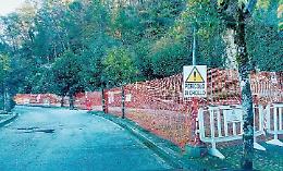 Cadono rocce dal costone: chiuso l'accesso al parco cittadino
