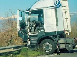 Guasto ai freni, tir fuori controllo sulla superstrada: tragedia sfiorata