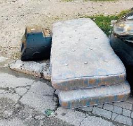 Rifiuti abbandonati in strada: gli incivili colpiscono ancora