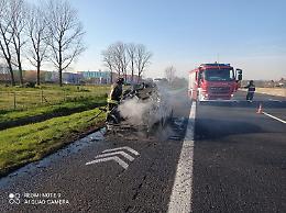 Auto in fiamme in autostrada: momenti di panico e traffico in tilt