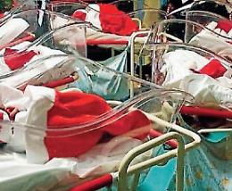 I neonati indossano la speranza: il Santa Scolastica illumina il Natale