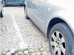Danneggia 31 auto parcheggiate: giovane inseguito e denunciato
