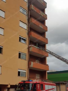 Incendio in un appartamento, il fumo invade il condominio: paura tra i residenti