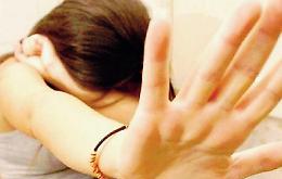 Si finge attore porno, l'adesca su Fb e poi la violenta: arrestato