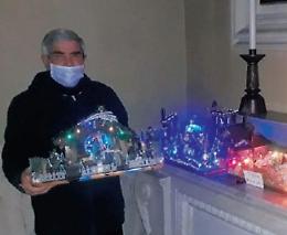 Realizza presepi e li regala alle chiese della città: il grande dono di Virginio