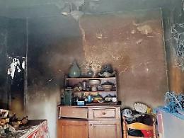 Abitazione avvolta dalle fiamme: anziani bloccati in casa rischiano di bruciare vivi