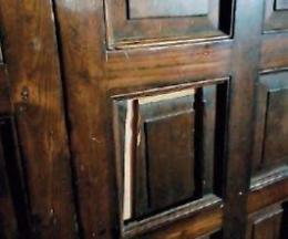Vandali scatenati: danneggiato il portone dell'ex convento dei Frati minori