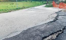 Maltempo, frana a San Michele: il terreno sprofonda. Chiusure e interventi
