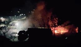 Incendiato il magazzino di un bar: arrestato un giovane, familiari denunciati