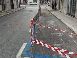 Piovono calcinacci in pieno centro: momenti di paura e area transennata