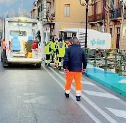 Uomo scivola sul marciapiede e finisce al pronto soccorso: scoppia la polemica