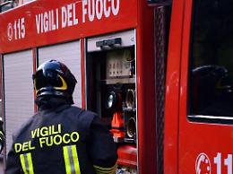 Anziano cade dal letto e resta prigioniero in casa: salvato dai vigili del fuoco