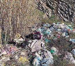 Rifiuti abbandonati e mini discariche: l'inciviltà non va in lockdown