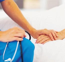 Chiede l'assistenza domiciliare per la mamma: nel frattempo la donna muore