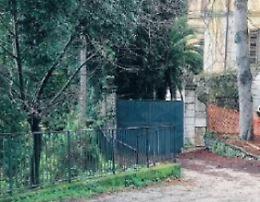 Scritte omofobe e simboli nazisti nel parco comunale: sdegno e accuse