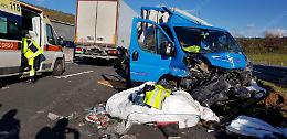Operai travolti da un tir in superstrada, 5 i feriti: lo spaventoso scenario