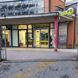 All'ufficio postale senza mascherina, poi inveisce contro i presenti: allertata la polizia