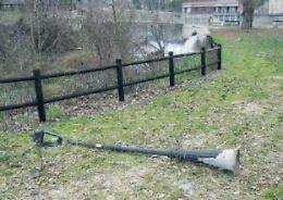 Vandali scatenati in azione al parco: danni per 9mila euro. Caccia agli incivili