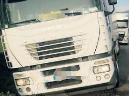 Tir esce fuori strada e si ferma a pochi metri da una casa: paura per conducente e residenti