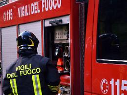 Finisce fuori strada con l'auto: operazioni di recupero del mezzo in corso