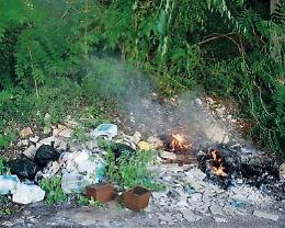 Rifiuti abbandonati in strada, l'ennesima discarica abusiva: chiesta la bonifica