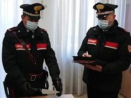 Esce di casa armata di coltello, il marito lancia l'allarme: 43enne denunciata