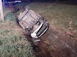 Auto finisce in un canale e si ribalta: due giovani feriti in maniera grave