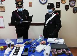 Cocaina, eroina e hashish pronti allo spaccio nascosti in casa: pusher in manette