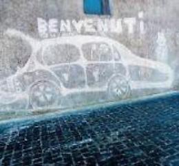 Trevi, 'misterioso' graffito in centro: si aggiungono nuovi particolari