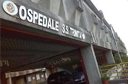 Ruba e vende l'anello della figlia per giocare ai video poker. Scoperto picchia la ragazza e la moglie 