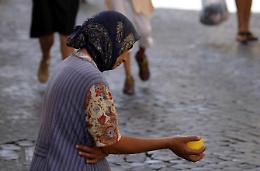 Assediati dai mendicanti: una donna costretta ad urlare per sfuggire ad un africano