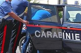 Entra a casa di un carabiniere per rubare. Sorpreso, tenta di investirlo e fugge