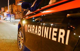 Perde il controllo dell’auto e finisce su un veicolo in sosta