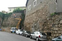 Si staccano blocchi di travertino dalle antiche mura: paura per i passanti