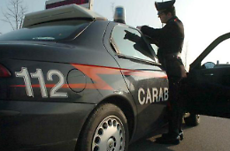 Entrano a scuola e rubano i soldi dei distributori automatici