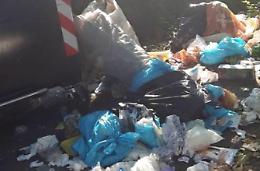 Abbandona i rifiuti ma viene riconosciuto grazie a una telecamera. Ora oltre alla multa dovrà andare a raccogliere tutto