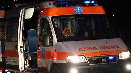 Esce fuori strada con l'auto e finisce contro un'abitazione