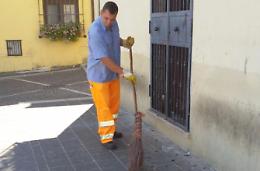Bivacco selvaggio in piazza <br>L'appello del sindaco al senso civico