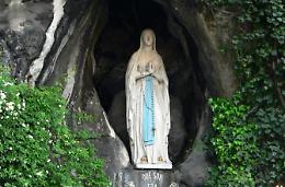 Va a Lourdes e chiede alla Madonna <br>un marito per sua figlia