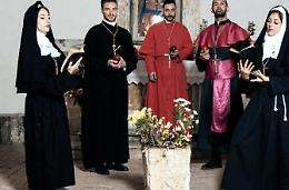 Chiesa come set pubblicitario<br>L'ira del parroco e dei cittadini