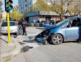 Scontro tra due auto, ferito un 60enne: trasportato in ospedale in codice rosso