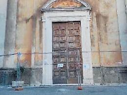 Cornicione caduto dalla chiesa di San Giovanni: zona transennata e celebrazioni spostate