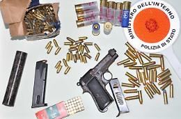 Operazione della polizia in un casolare<br> Trovate armi e munizioni<br>