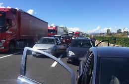 Incidente in autostrada: si ribalta un'autocisterna. Otto km di coda e disagi