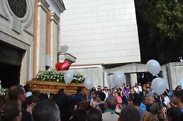 Applausi e palloncini bianchi<br> per l'addio a Marco Zeppieri