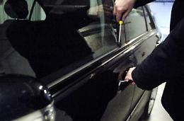 Ladri nei parcheggi davanti alle scuole <br>Rubati portafogli e pneumatici