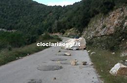 Enorme masso si stacca dalla roccia <br>Tragedia sfiorata a Santa Serena
