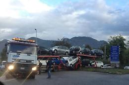 Bisarca sbanda sulla rotatoria <br>Polemiche e traffico in tilt 