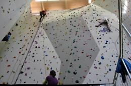 Arrampicata in centro storico <br>con il progetto del Cai
