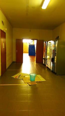 Cede il tubo di un termosifone<br>Il corridoio della scuola si allaga